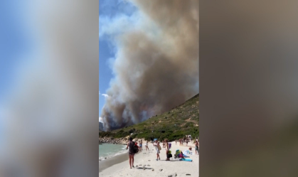 Vídeo: Banhistas fogem de incêndio florestal em praia na Itália