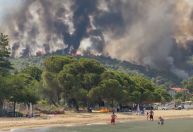 Vídeo: incêndio florestal assusta banhistas na Grécia