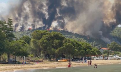 Vídeo: incêndio florestal assusta banhistas na Grécia