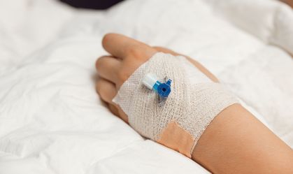 Cuidadores de hemofílicos sofrem com aplicação de remédio em casa