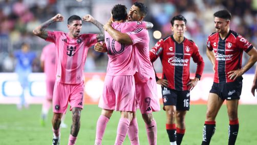 Messi abraça Suárez em comemoração de gol do Inter Miami enquanto provoca adversário do Atlas; ao fundo, o estreante Rodrigo de Paul celebra