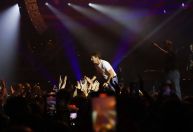 Durante show em São Paulo, James Blunt mergulha no público brasileiro; veja