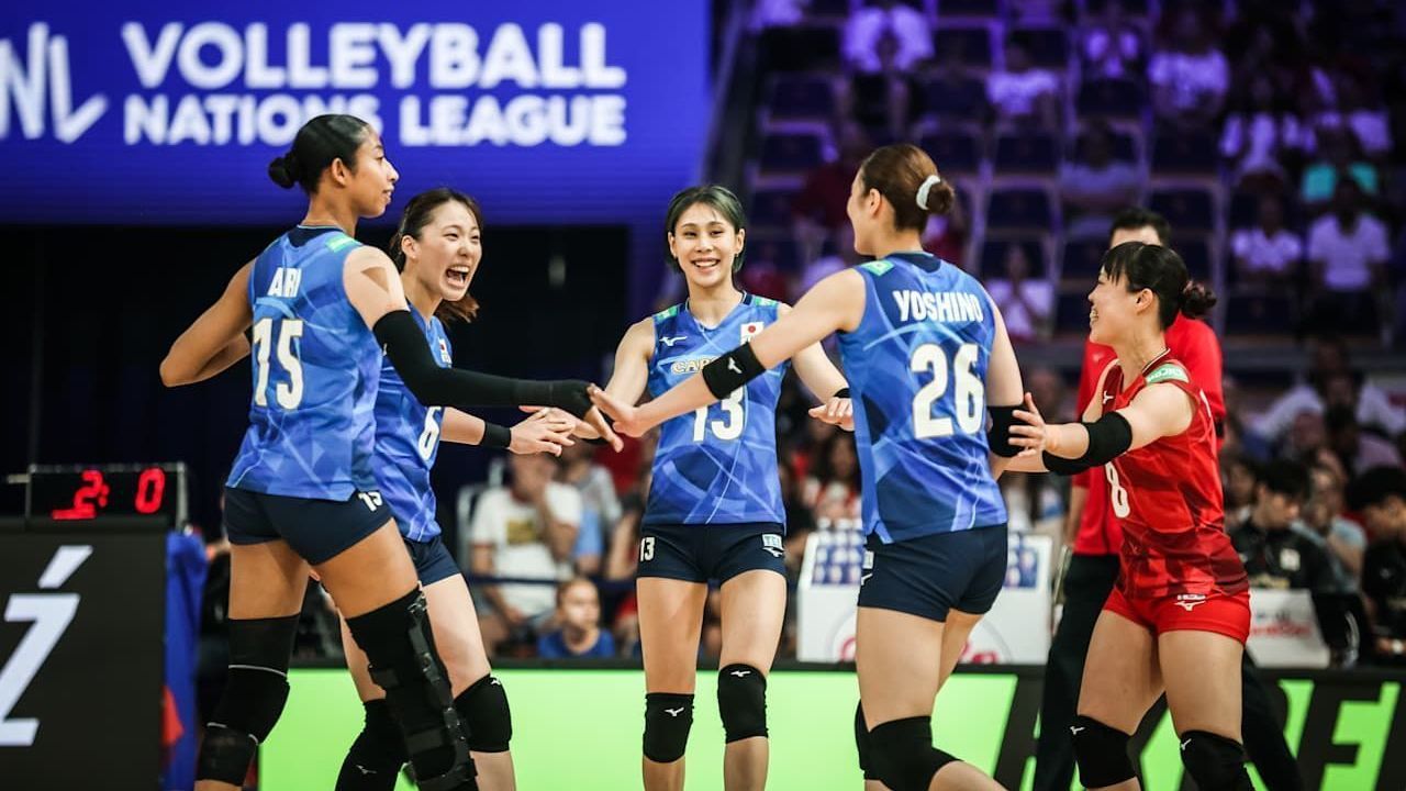 Japão comemora ponto contra a Turquia no vôlei feminino
