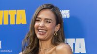 Jessica Alba viaja com novo affair após divórcio de Cash Warren, diz site