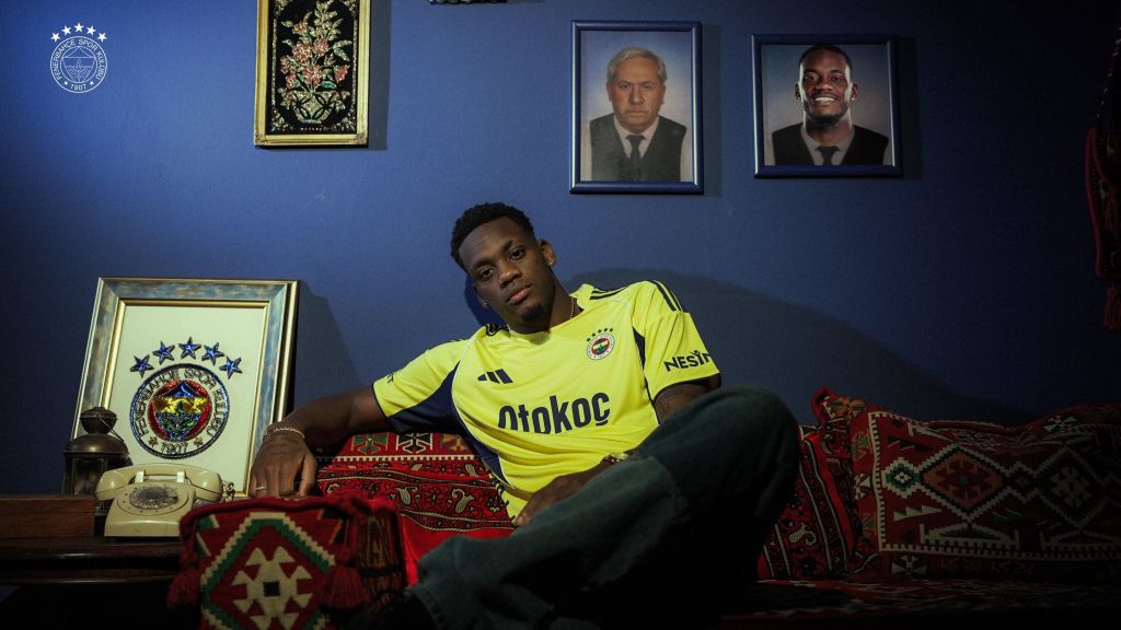 Jhon Durán foi contratado por empréstimo pelo Fenerbahçe