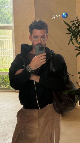 João Guilherme posa de saia em clique • Instagram / João Guilherme