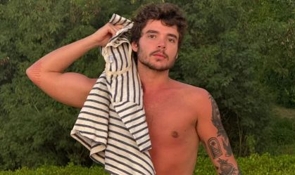 João Lucas erra no protetor solar, mostra parte do bumbum e apaga imagem
