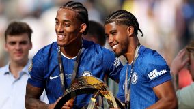 João Pedro e Andrey Santos com o troféu do Mundial de Clubes
