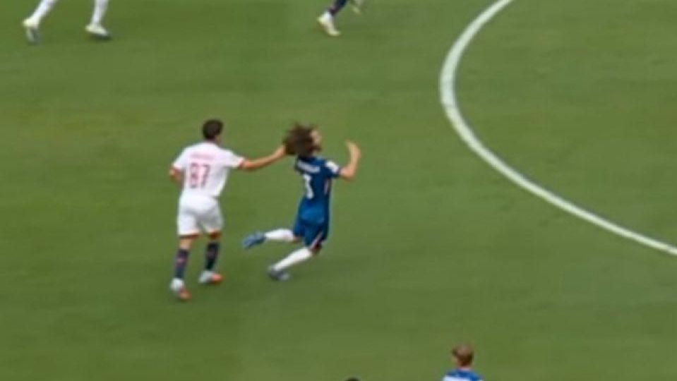 Jogador do PSG é expulso após puxar cabelo de Cucurella, do Chelsea; veja