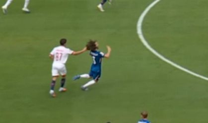 Jogador do PSG é expulso após puxar cabelo de Cucurella, do Chelsea; veja