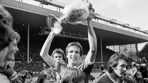 Joey Jones com a taça de campeão da Inglaterra