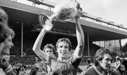 Joey Jones com a taça de campeão da Inglaterra