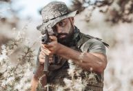 Titular do Manchester City vira “Rambo” em treinamento militar; veja fotos