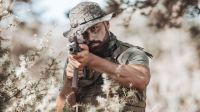 Titular do Manchester City vira “Rambo” em treinamento militar; veja fotos