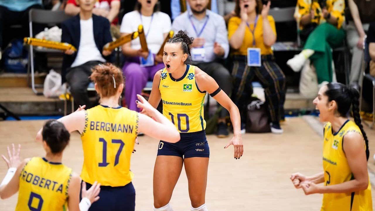 Gabi e Júlia Bergmann comemoram ponto do Brasil contra a Polônia