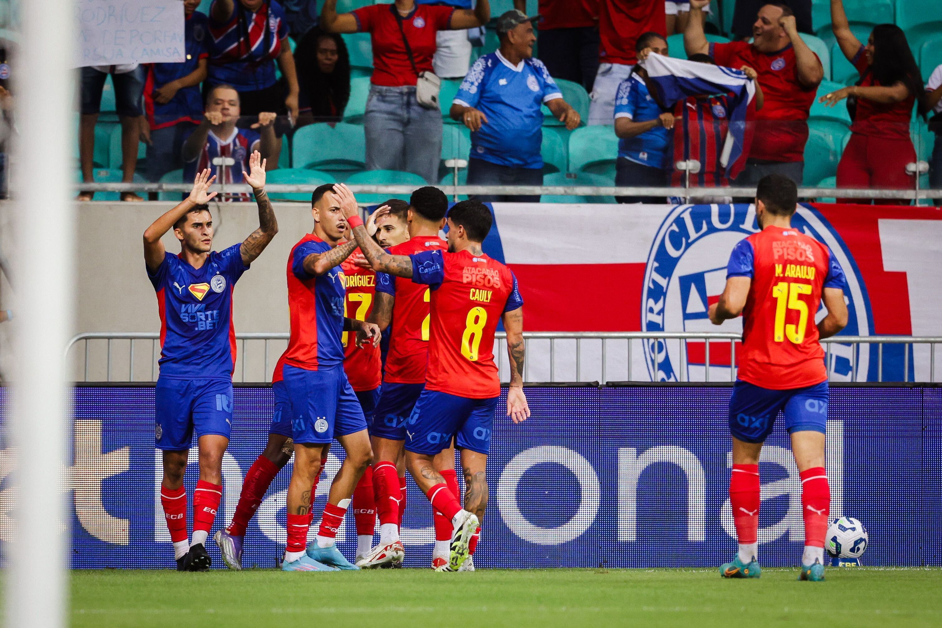 Jogadores do Bahia comemorando um dos gols do clube na Copa do Brasil