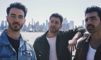 Jonas Brothers revelam pressão na infância para falar sobre vida sexual