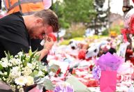 Ex-capitão do Liverpool visita memorial a Diogo Jota em Anfield