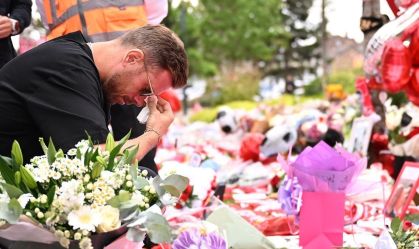 Ex-capitão do Liverpool visita memorial a Diogo Jota em Anfield