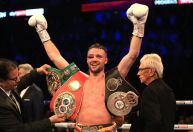 Campeão mundial de boxe se aposenta por risco de ficar cego