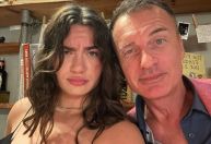 Mensagens entre Julian McMahon e filha emocionam público após morte de ator