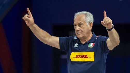 Julio Velasco durante a vitória da Itália sobre o Brasil na final da Liga das Nações