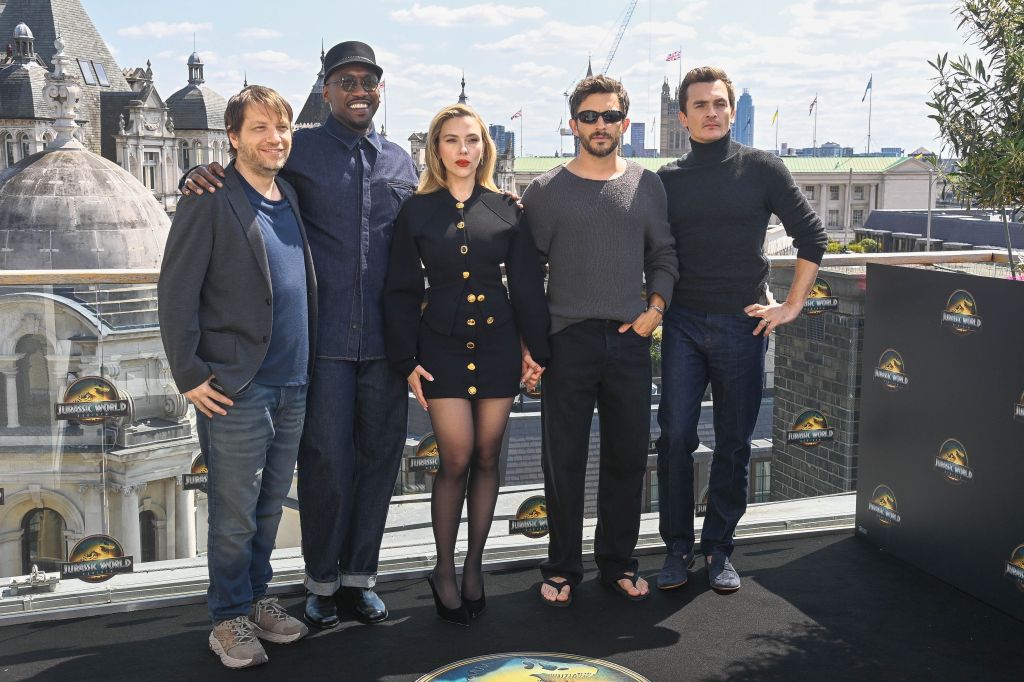 Gareth Edwards, Mahershala Ali, Scarlett Johansson, Jonathan Bailey e Rupert Friend na coletiva de “Jurassic World: Recomeço” em junho de 2025