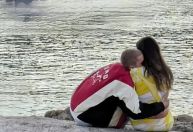Justin Bieber silencia rumores de crise ao postar foto romântica com Hailey