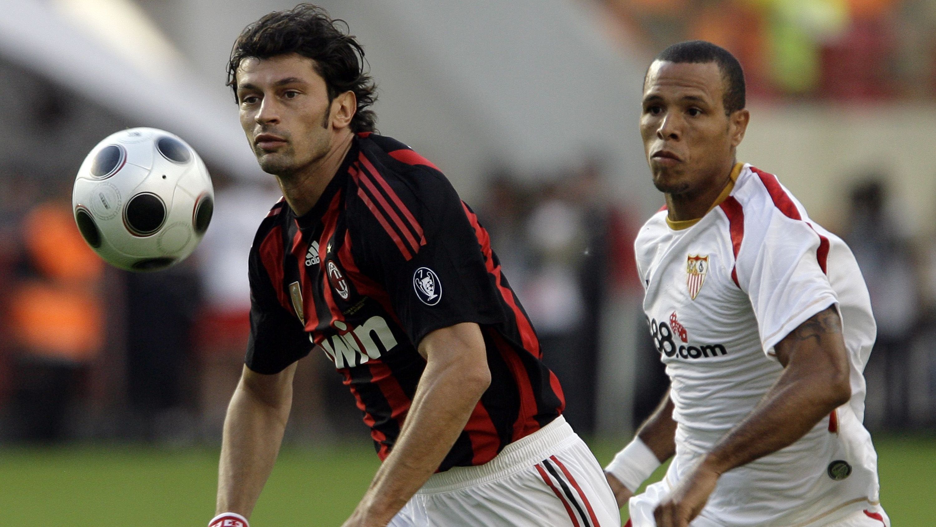 Kaladze e Luis Fabiano disputam jogada em torneio amistoso