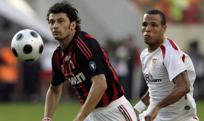 Kaladze e Luis Fabiano disputam jogada em torneio amistoso