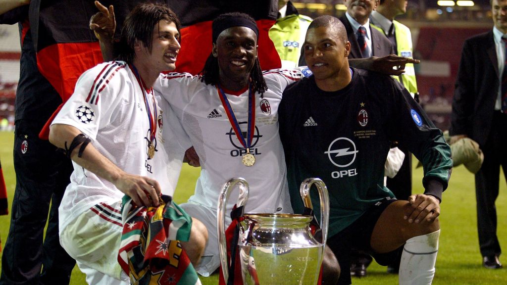 Kaladze ao lado de Seedorf e Dida no título do Milan da Champions 2002/2003