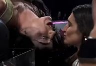 Após fim de casamento, Katy Perry beija fã durante show; veja