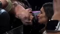 Após fim de casamento, Katy Perry beija fã durante show; veja
