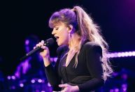 Kelly Clarkson está "devastada" após adiar sua residência em Las Vegas