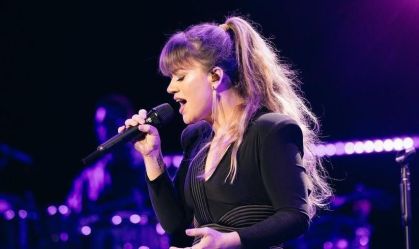 Kelly Clarkson está "devastada" após adiar sua residência em Las Vegas