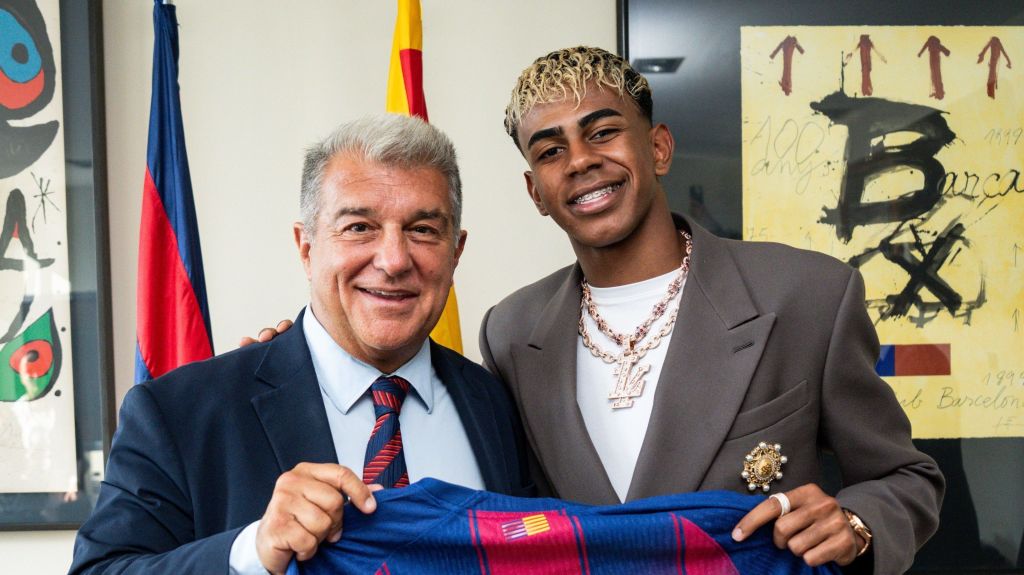 Lamine Yamal com a camisa 10 do Barcelona