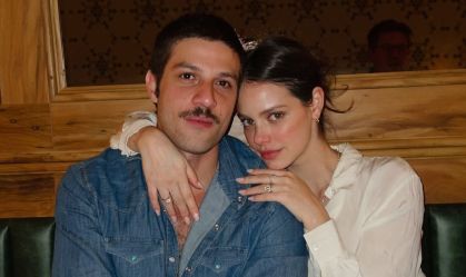 Chay Suede ganha "lambida" de Laura Neiva em homenagem de aniversário