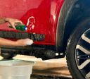 Lavar o carro com detergente: entenda os riscos para a pintura e o verniz