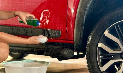 Lavar o carro com detergente: entenda os riscos para a pintura e o verniz