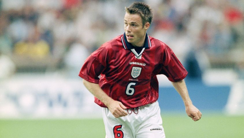 Graeme Le Saux durante amistoso contra o Brasil, em 1997 • Foto: Ben Radford/Getty Images