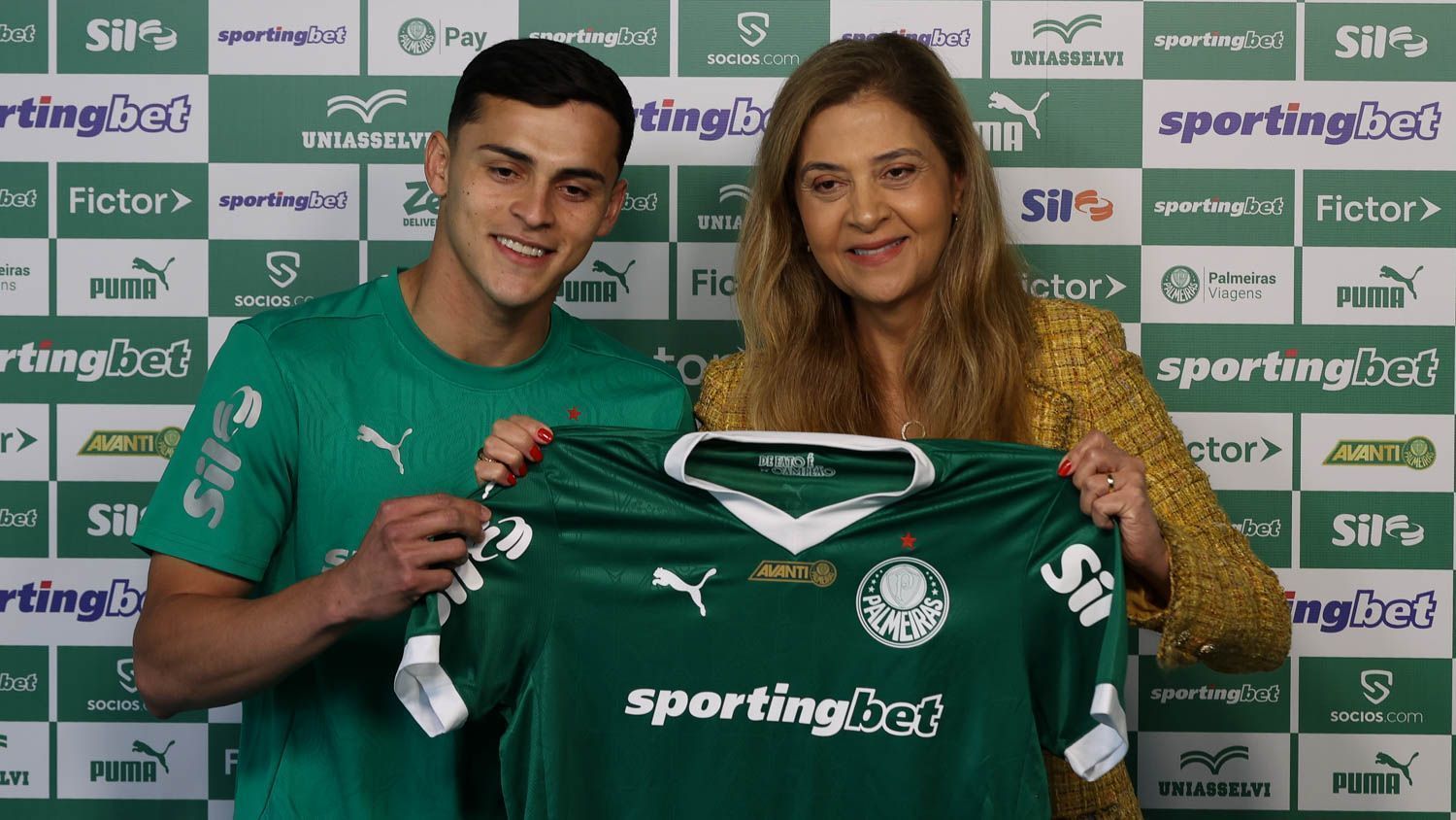 Leila Pereira apresentando o último reforço do Palmeiras, o atacante Ramón Sosa