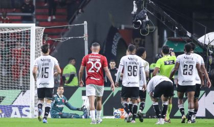Vasco confirma lesão de Léo Jardim em lance de expulsão por suposta cera