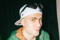 Leo Picon posa com bebê, se declara pai e intriga seguidores; veja