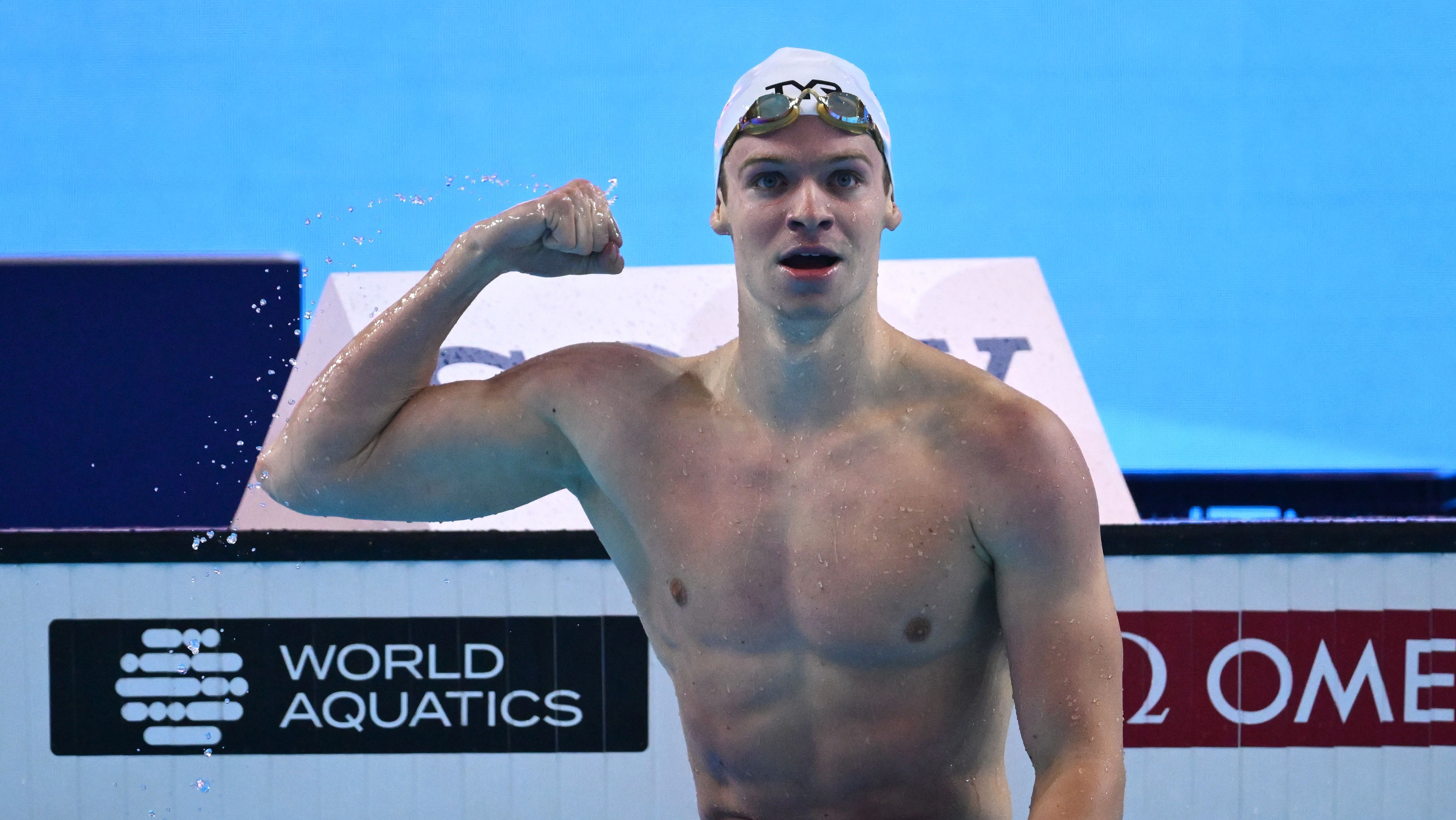 Leon Marchand comemora a quebra do recorde mundial nos 200m medley