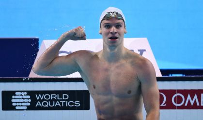 Astro de Paris 2024, nadador francês quebra recorde mundial nos 200m medley