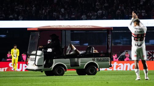 Oscar sai de campo após lesão na lombar