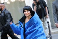 Lisa Rinna aposta em combo de perucas em Semana de Alta-Costura