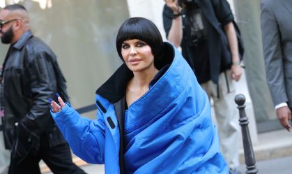 Lisa Rinna aposta em combo de perucas em Semana de Alta-Costura