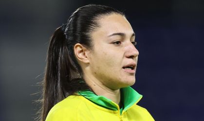 Goleira do Brasil defende bola fora da área e é expulsa; veja lance