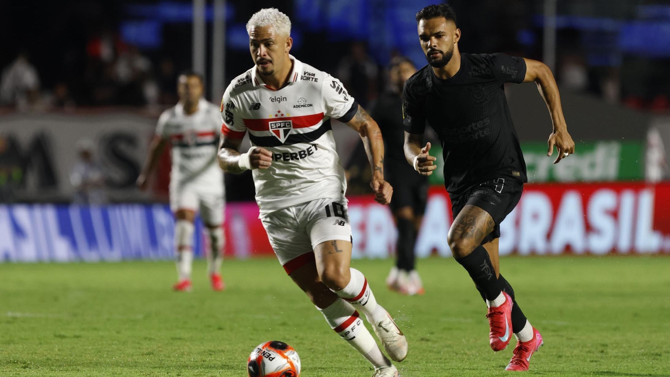 Luciano e Raniele disputam jogada em clássico entre São Paulo e Corinthians